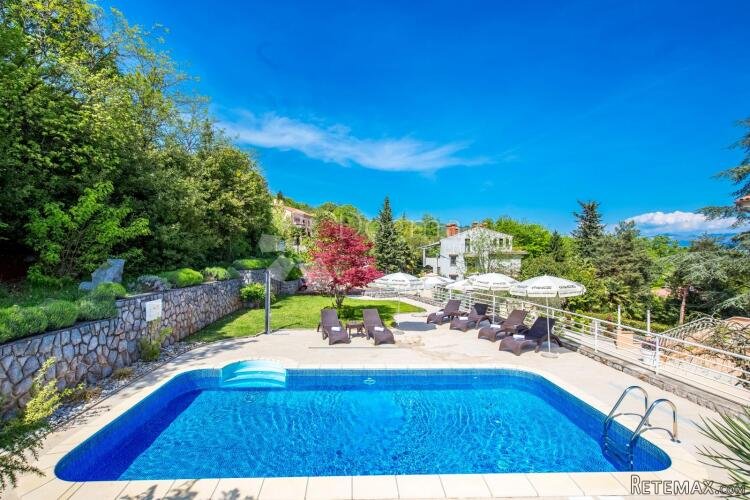 Luksuzna apartmanska vila s 4.500 m2 zemljišta