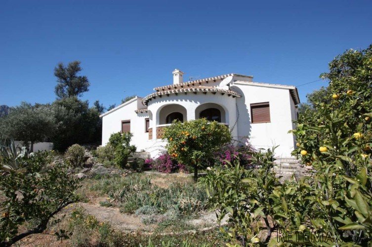 South facing, single storey, 3 bedroom villa with garage..