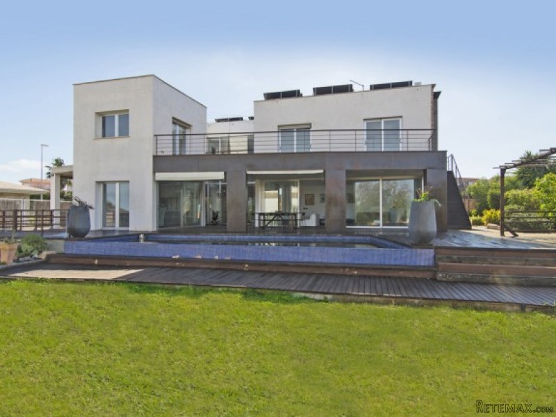 Contemporary Villa With Excellent..