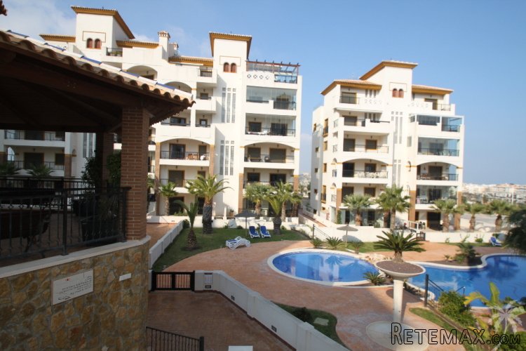 Very luxurious three bedroom apartment within walking..