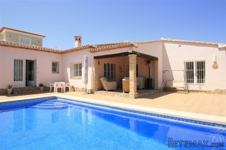 A very well presented, classy villa with sea views in a..