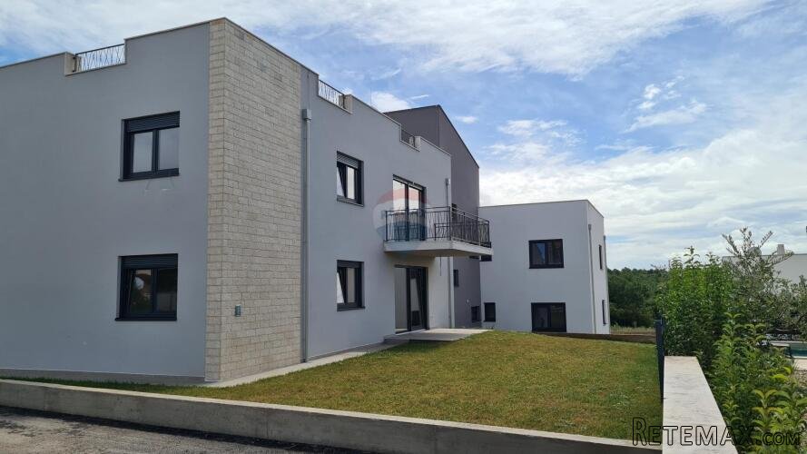 Poreč: Moderan stan 3 ss u prizemlju + dvorište 160 m2