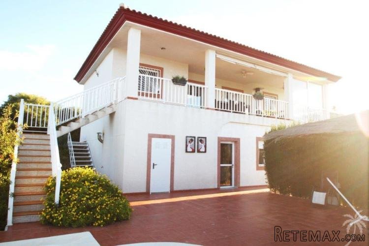 Large villa with beautiful panorama view over the mountains..