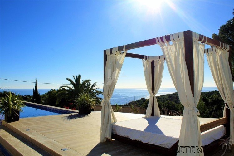 This luxury villa has been completely renovated in 2017 and..