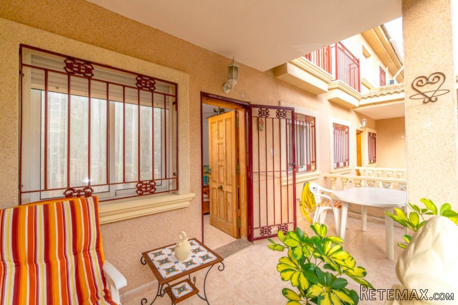 Vivienda adosada de 3 dormitorios y 2 baños.La planta baja..