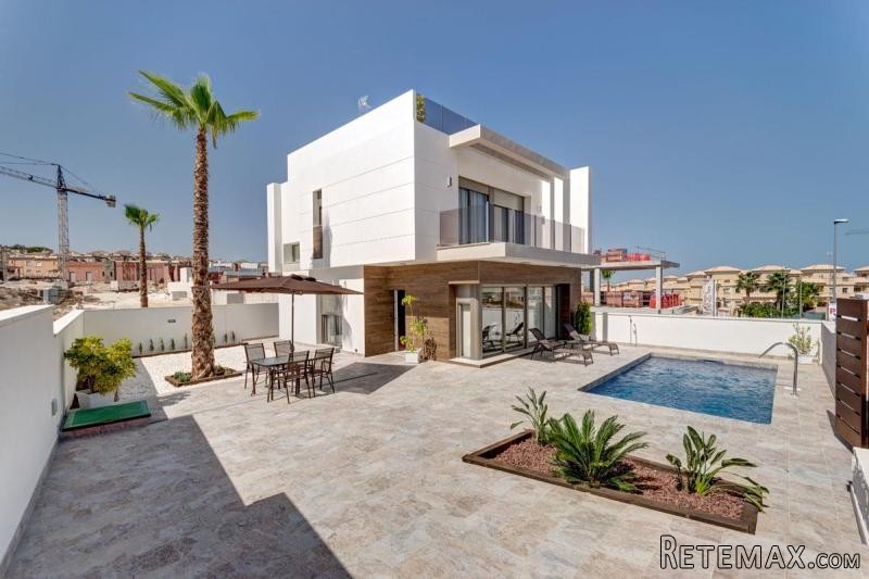 6 Unique villas with pool in..