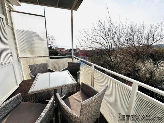 Novi Vinodolski-apartman sa terasom i parkirnim mjestom