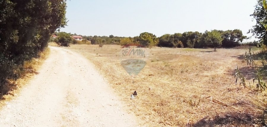 Istra,Pula-Monteserpo, urbanizirano zemljište 1850 m2 - 2