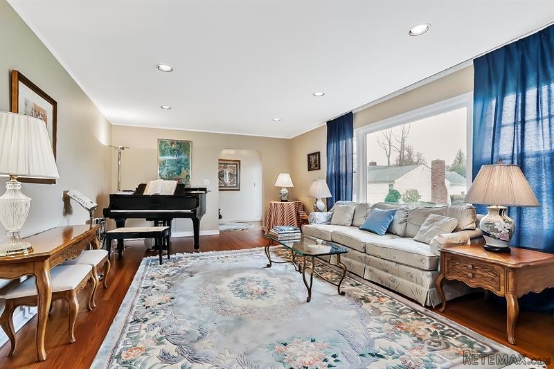 5 bedroom House For Sale: 388 Ridge.. - 2