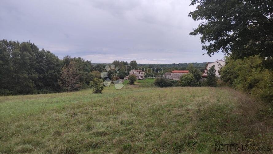Općina Kršan - kuća sa velikom građevinskopm okućnicom
