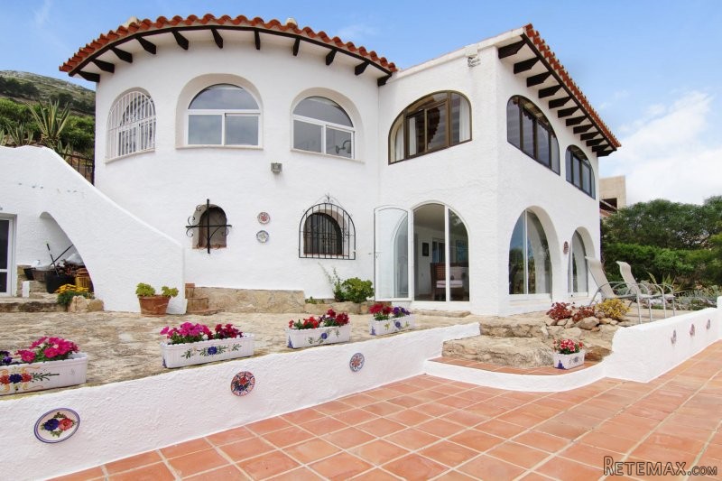 Superb villa with spectacular mountain..
