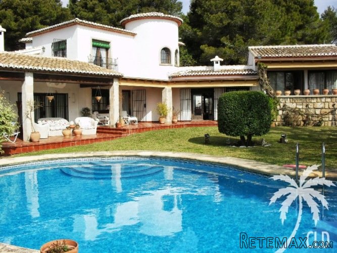 Very spacious south facing villa of 400 m2 construction, on..