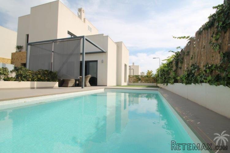 Located in a luxurius villa residence near the Quesada..