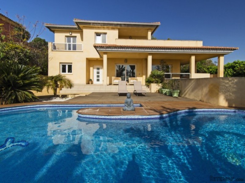 Beautiful Villa In Quiet Residential..