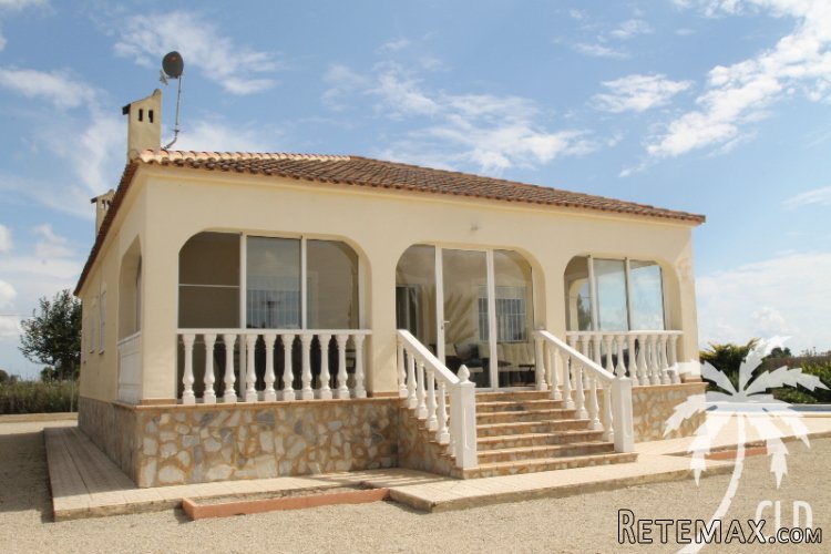 A very beautifully located villa with lots of privacy on a..