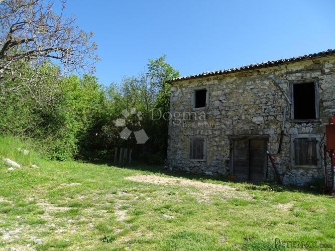 Ročko Polje - građevinska parcela sa starinom