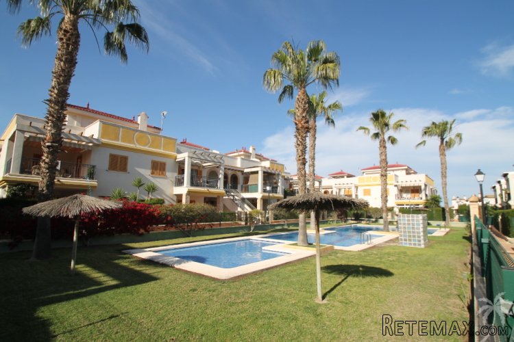 This quietly located, connected house has three bedrooms..