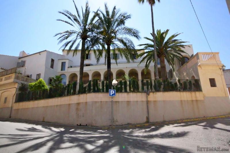 Charming manor house with character in..