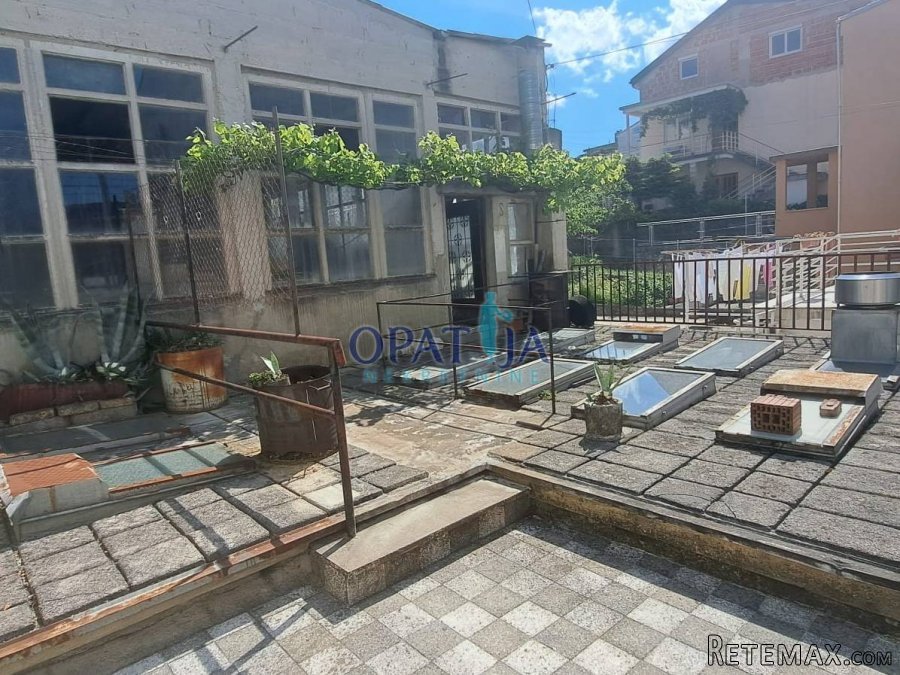 Centar Crikvenice, kuća u nizu sa halom i poslovnim..