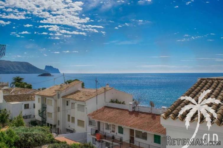 Large apartment, built in 2001, with sea views in a popular..