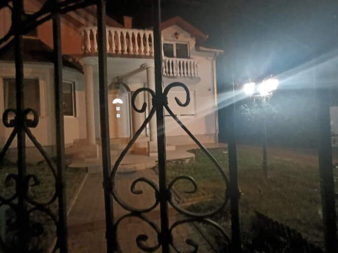 Na prodaju – Prostrana porodična kuća u mirnom delu Beške - 8