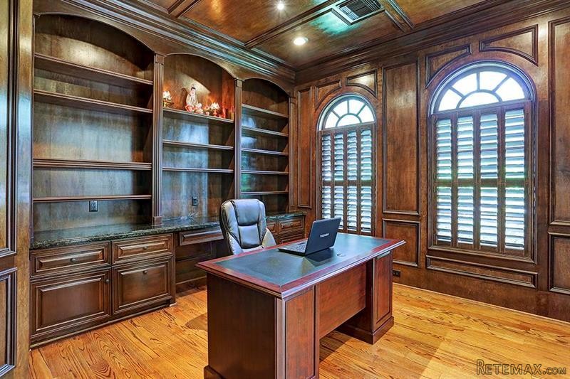 5 bedroom House For Sale: 5666 Pine.. - 2