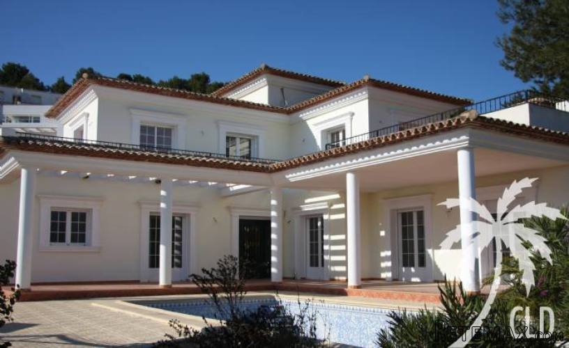 Spacious villa built in 2012 with a living area of 300 m2..