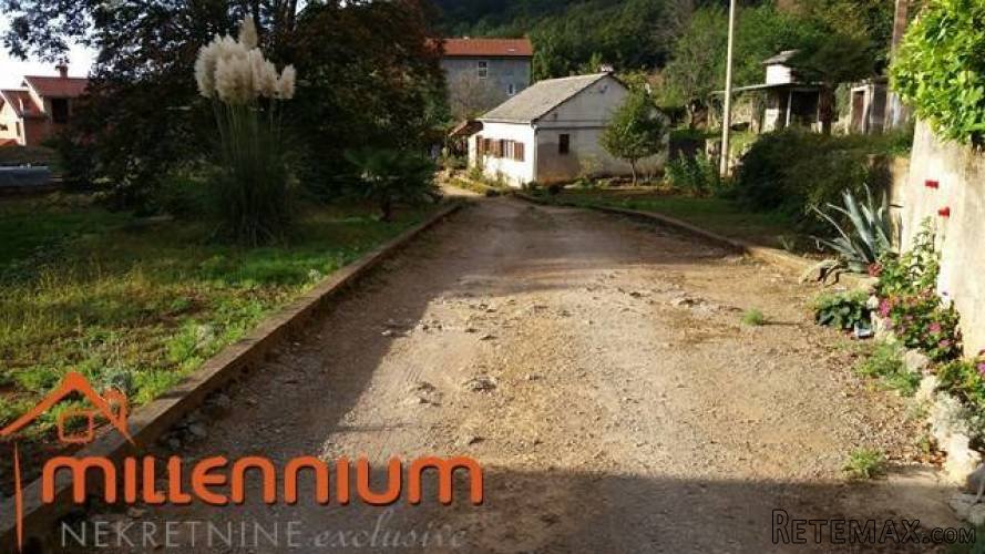 GRAĐEVINSKO ZEMLJIŠTE S 2 KUĆE I PUNO OPCIJA - 2