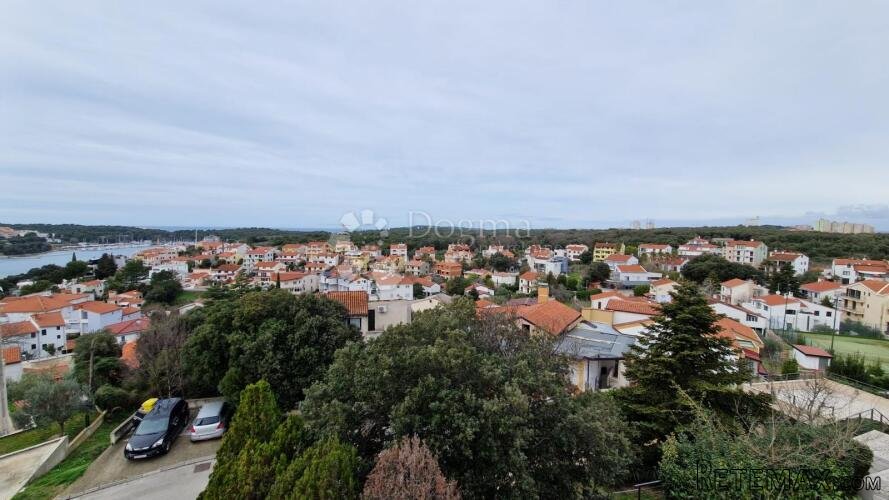 Kuća u Pješčanoj uvali s građevinskim zemljištem