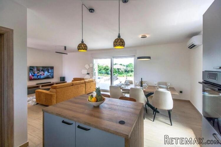 VILLA SA BAZENOM, KONOBOM I 3800m2 OKUĆNICE