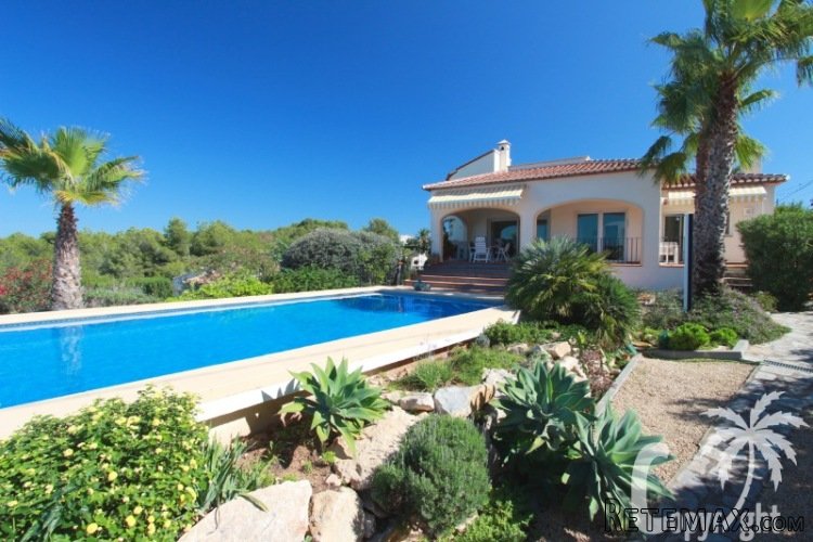 Well located villa built in 2002 with private pool of 10x5m..
