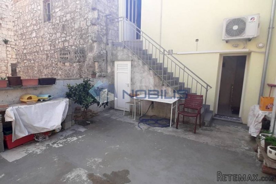Vis, kamena kuća 90 m2 u centru s dvorištem 30 m2 - 4