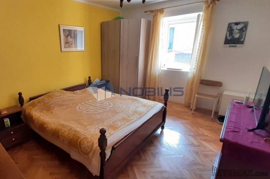 Vis, kamena kuća 90 m2 u centru s dvorištem 30 m2 - 8