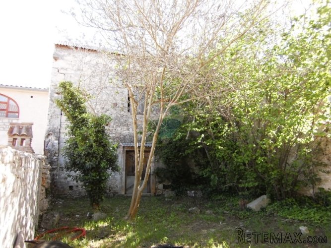 Kuća u Puli za renovaciju