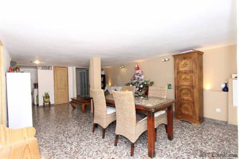 4 Bedroom 3 Bathroom Townhouse In..