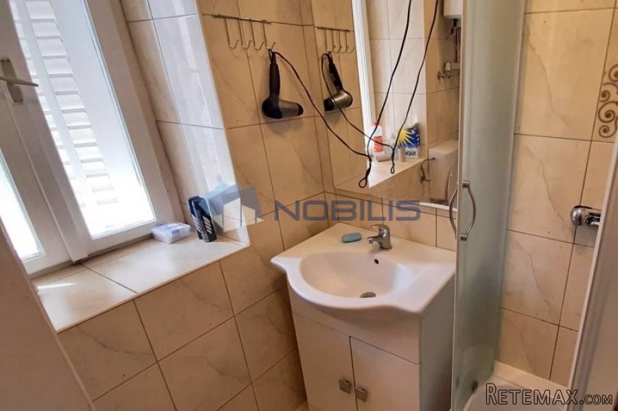 Vis, kamena kuća 90 m2 u centru s dvorištem 30 m2 - 10