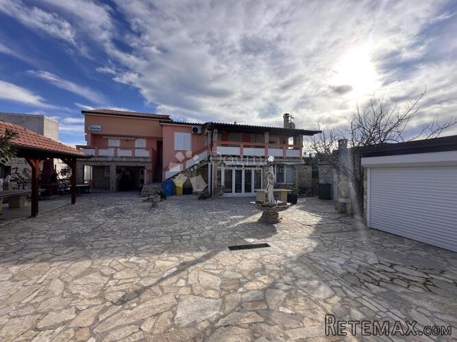 VIR PRODAJE SE KUĆA SA 8 APARTMANA UHODANA U POSAO SA TURIZM - 2