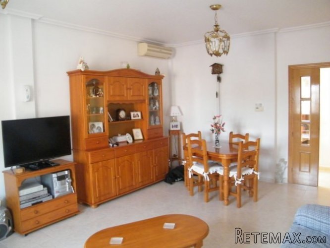 Located just a 3 minute drive to the town centre of.. - 3