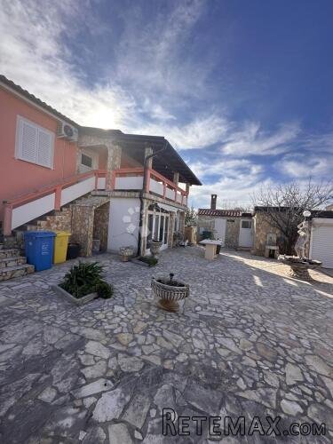VIR PRODAJE SE KUĆA SA 8 APARTMANA UHODANA U POSAO SA TURIZM - 3