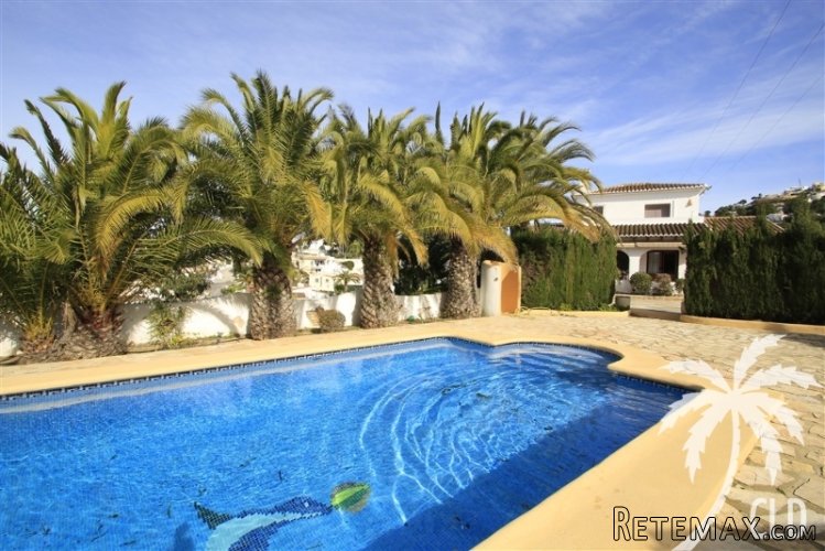Villa for sale walking distance to Moraira. Automatic gate..