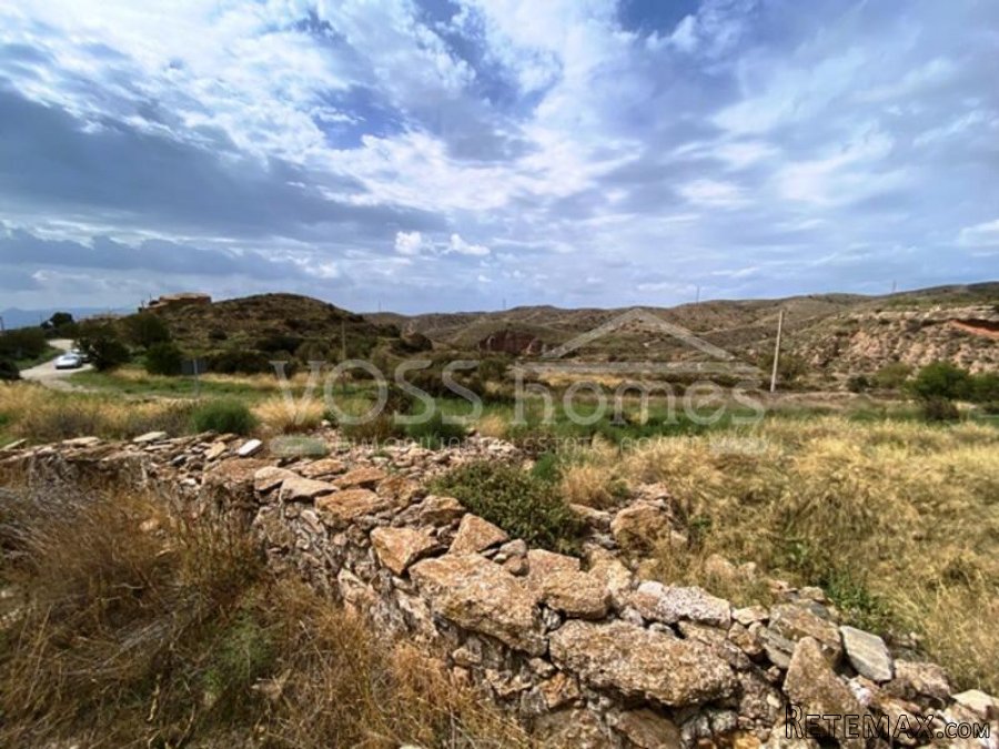 Urban building plot of 1235m2 located in a hamlet of houses.. - 9