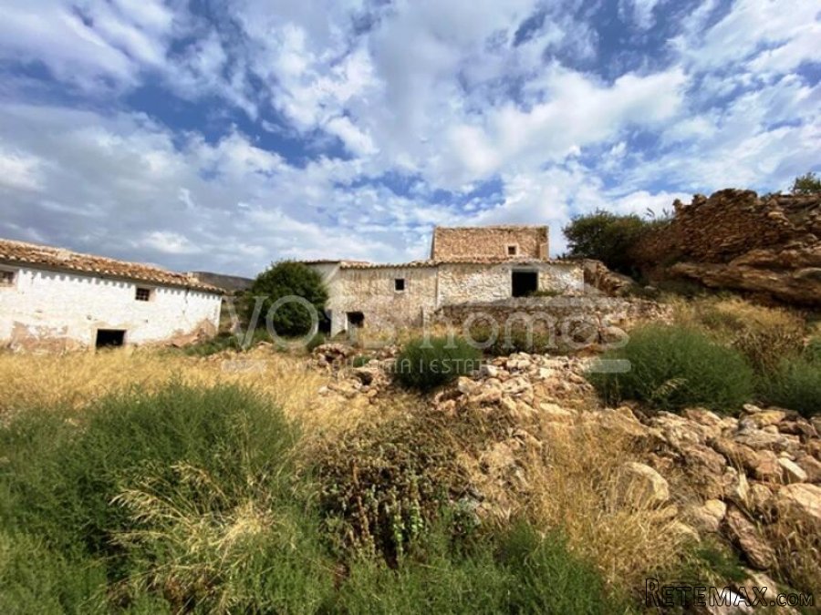 Urban building plot of 1235m2 located in a hamlet of houses.. - 10