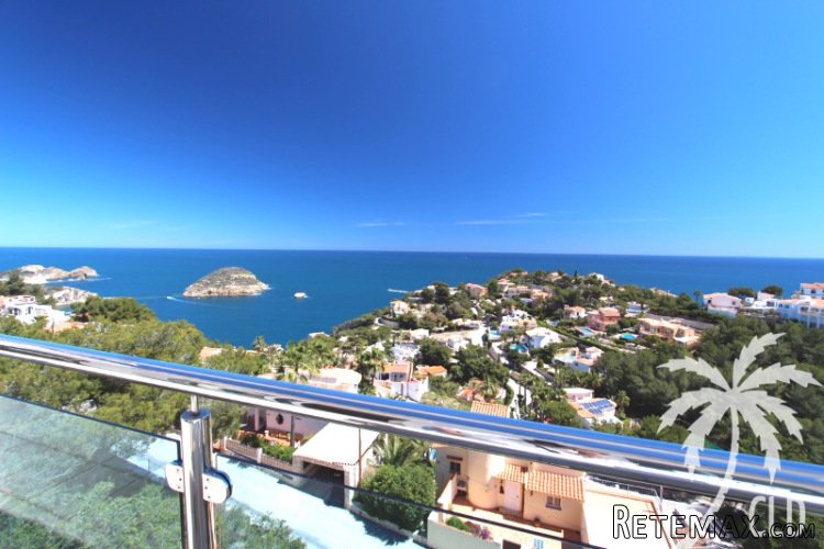 Villa with stunning sea views for sale in Jávea. Plot of..