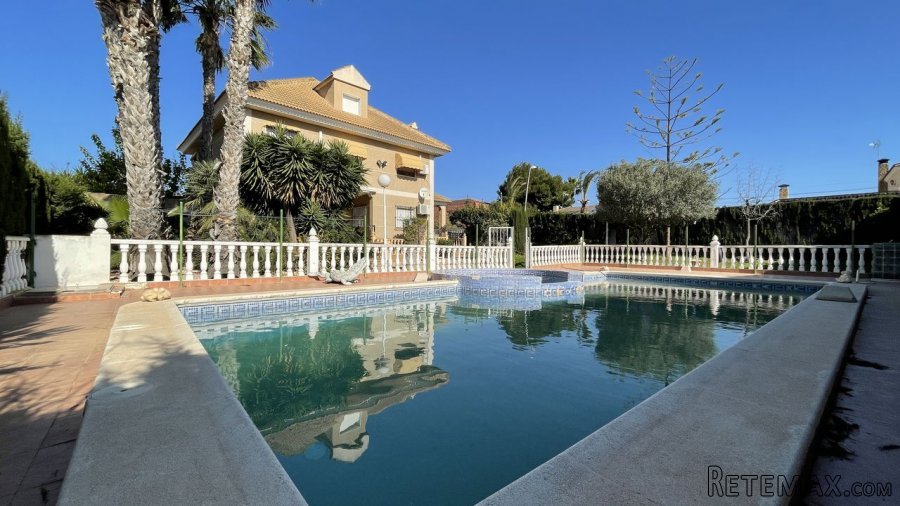 Beautiful villa with a large plot and swimming pool in Los..