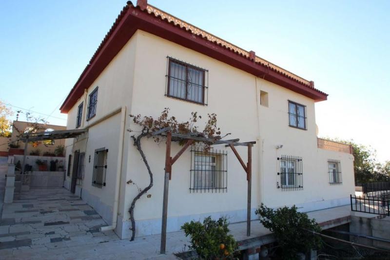7 Bedroom with 2 self-contained..