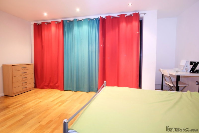Single with double bed near Canary..