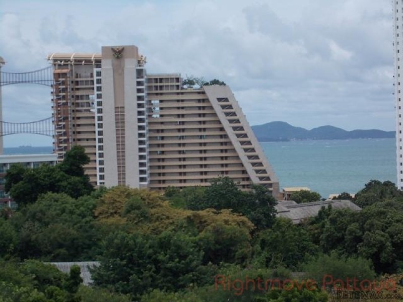 1 Bedroom Condo for sale in Wongamat -..