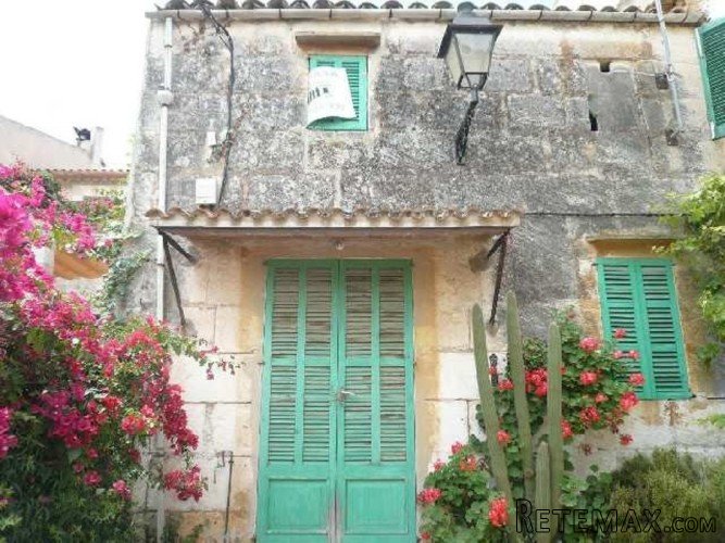 Fancy a project? This gorgeous pretty little end townhouse..