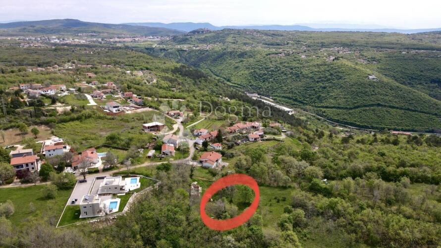 Gađevinsko zemljište okruženo prirodom, struja i voda na par