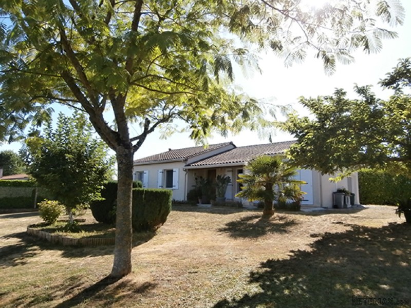 Beautiful Bungalow With Garden Of 1615m2